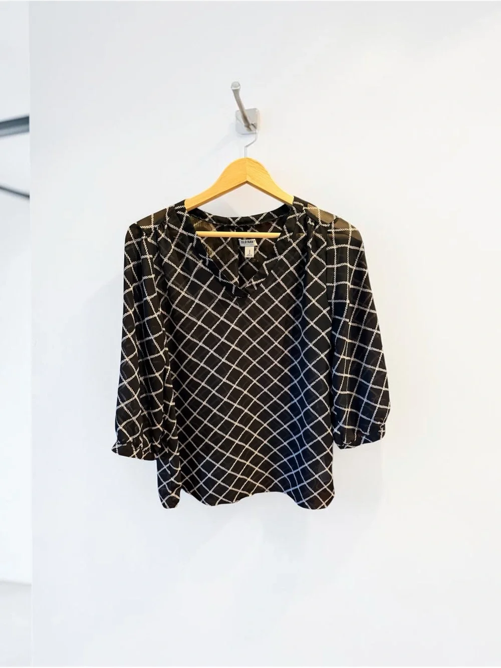 Old Navy Black & White Windowpane Geometric Sheer V-Neck Peasant Blouse Like New